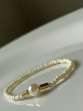 Delicate Light Cream Bead
Bracelet with Pearl Accent -
Handmade Bracelet